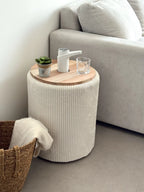 Mesa lateral com dispensador de água em madeira premium